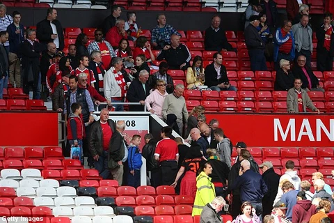 Người hâm mộ được yêu cầu rời Old Trafford. (Nguồn: Getty Images)