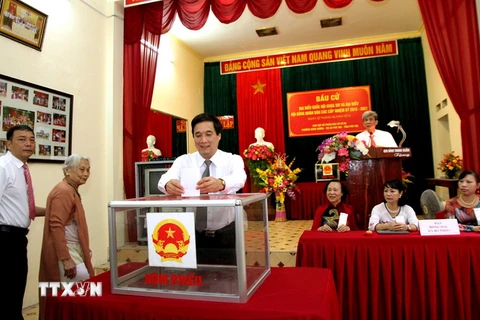 Cử tri phường Hùng Vương, thị xã Phú Thọ, tỉnh Phú Thọ bỏ phiếu tại khu vực bỏ phiếu số 2. (Ảnh: Trung Kiên/TTXVN)