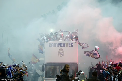 Real rước cúp về Madrid trên chiếc xe buýt 2 tầng.