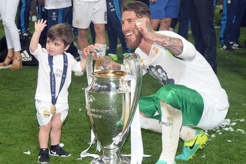 Ramos ăn mừng chức vô địch Champions League cùng con trai. (Nguồn: AFP/Getty Images)
