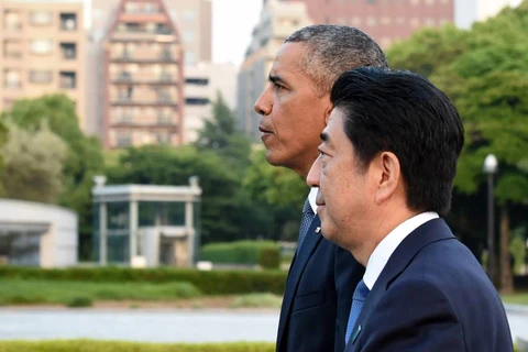 Tổng thống Mỹ Obama và Thủ tướng Nhật Shinzo Abe ở Hiroshima. (Nguồn: AFP)