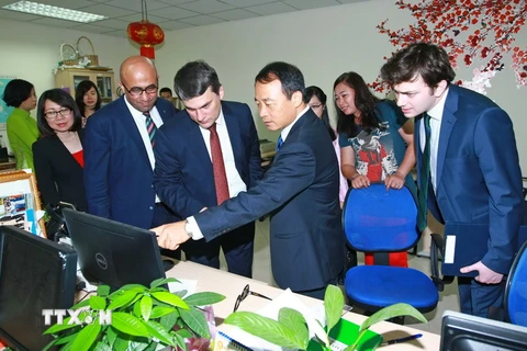 Phó Tổng giám đốc TTXVN Lê Duy Truyền cùng các đại biểu đoàn AA thăm Ban Biên tập tin Thế giới. (Ảnh: Doãn Tấn/TTXVN)