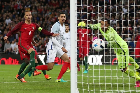 Smalling (áo trắng) giúp tuyển Anh giành chiến thắng. (Nguồn: Reuters)
