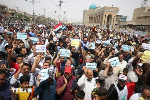 Biểu tình rầm rộ phản đối tình trạng tham nhũng tại Baghdad ngày. (Nguồn: AFP/TTXVN)
