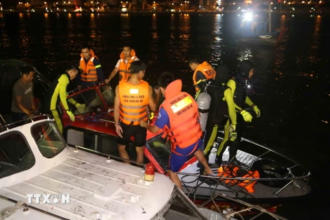 Đội thợ lặn và các lực lượng cứu hộ đang khẩn trương tìm kiếm những hành khách của tàu du lịch gặp nạn. (Ảnh: Trần Lê Lâm/TTXVN) 