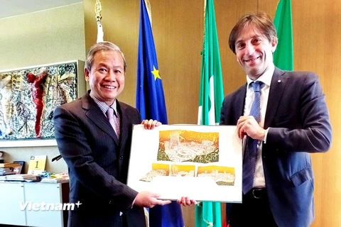 Đại sứ Cao Chính Thiện và Phó Chủ tịch Vùng Lombardy Fabrizio Sala. (Ảnh: Quang Thanh/Vietnam+)