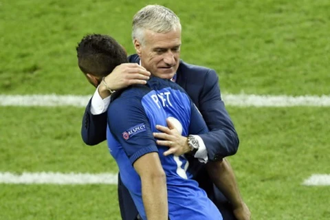 Deschamps ôm người hùng Payet sau bàn thắng quyết định. (Nguồn: AFP)