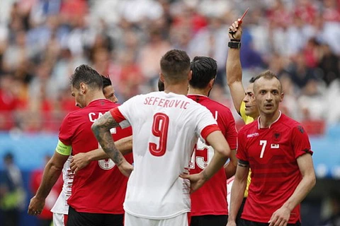 Cana là cầu thủ đầu tiên phải nhận thẻ đỏ ở EURO 2016. (Nguồn: Reuters)