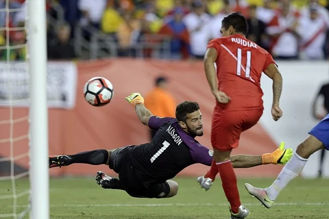 Raul Ruidiaz cố tình dùng tay đưa bóng vào lưới Brazil. (Nguồn: AP)