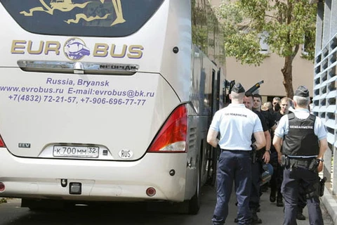 50 cổ động viên Nga bị cảnh sát giữ trên xe buýt. (Nguồn: Daily Star)