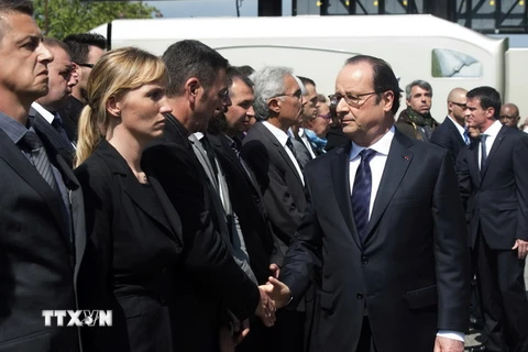 Tổng thống Pháp tại lễ tưởng niệm cặp vợ chồng cảnh sát bị sát hại. (Nguồn: AFP/TTXVN)