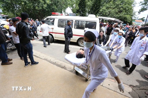 Các nạn nhân vụ tai nạn được khẩn cấp đưa về Bệnh viện đa khoa tỉnh Lâm Đồng cấp cứu. (Ảnh: Nguyễn Dũng/TTXVN)