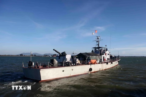  Tàu HQ211 rời cầu cảng Hải đội 2 (Bộ đội Biên phòng tỉnh Nghệ An). (Ảnh: Thanh Tùng/TTXVN)