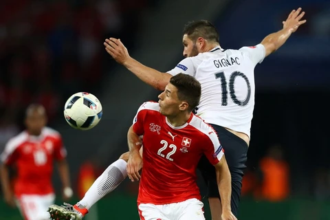 Thụy Sĩ (áo đỏ) theo Pháp vào vòng 1/8. (Nguồn: Getty Images)