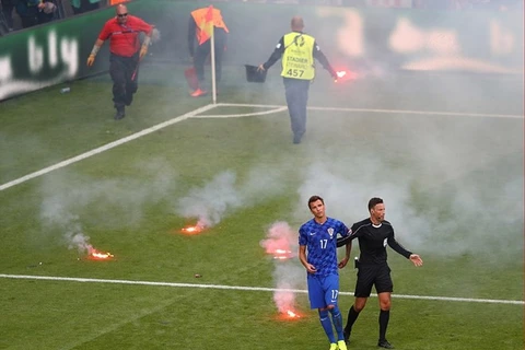 Cổ động viên Croatia đốt pháo để loại đội nhà khỏi EURO 2016. (Nguồn: Getty Images)