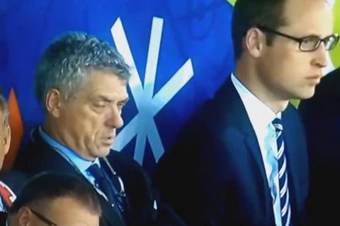 Ông Villar ngủ gật khi ngồi xem trận Anh-Slovakia. (Nguồn: Mirror)