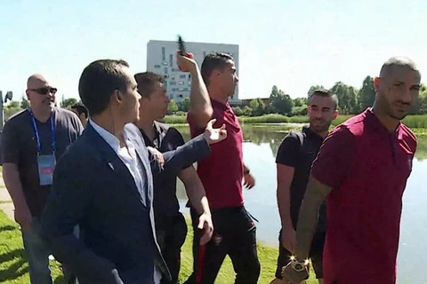 Ronaldo mang micro của phóng viên xuống hồ. (Nguồn: cmjorna)