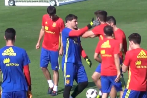 Iker Casillas thẳng tay tát Gerard Pique ngay trên sân tập