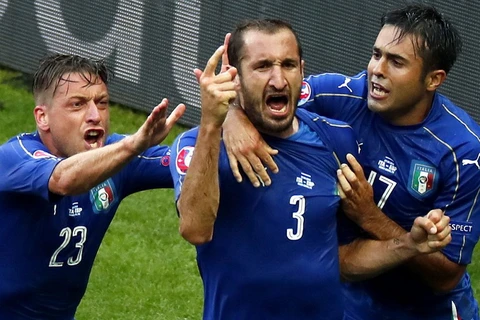 Giorgio Chiellini đã gào thét sung sướng sau khi ghi bàn vào lưới Italy. (Nguồn: AP)