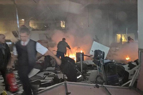 Hiện trường vụ tấn công khủng bố ở sân bay Ataturk. (Nguồn: AP)