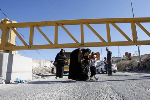 Các binh sỹ Israel đã khóa cổng và dựng rào chắn nhằm ngăn chặn các tuyến đường đi đến các ngôi làng trong khu vực. (Nguồn: AFP)