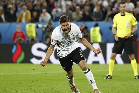 Hector sút thành công lượt đá của mình đưa Đức vào bán kết. (Nguồn: Reuters)