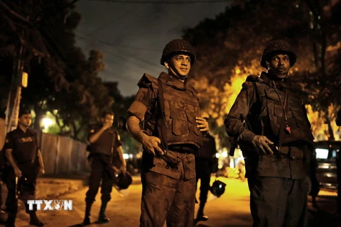 Lực lượng an ninh Bangladesh phong tỏa tại hiện trường vụ tấn công. (Nguồn: EPA/TTXVN)