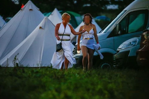 Hai người phụ nữ tham gia lễ hội Swingfields. (Nguồn: Mirror)
