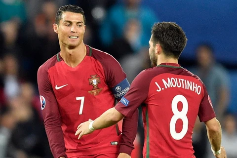 Ronaldo yêu cầu Moutinho sút luân lưu. (Nguồn: Getty Images)