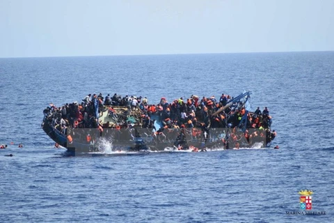 Thuyền chở người di cư bị lật ngoài khơi Sicily ngày 25/5. (Nguồn: EPA/TTXVN)