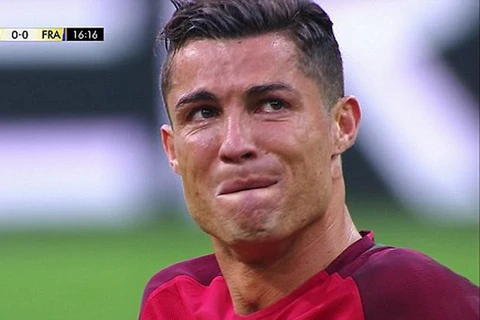 Ronaldo khóc vì chấn thương. 