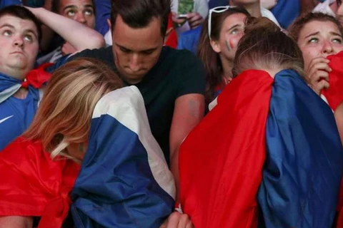 Nỗi buồn của cổ động viên Pháp sau trận chung kết EURO 2016. (Nguồn: Reuters)
