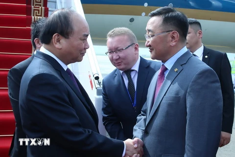 Lễ đón Thủ tướng Nguyễn Xuân Phúc tại sân bay quốc tế Chinggis Khan ở thủ đô Ulan Bator. (Ảnh: Thống Nhất/TTXVN)