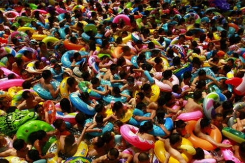 Lượng người đổ về các bể bơi quá nhiều ở Bắc Kinh. (Nguồn: Shanghaiist)