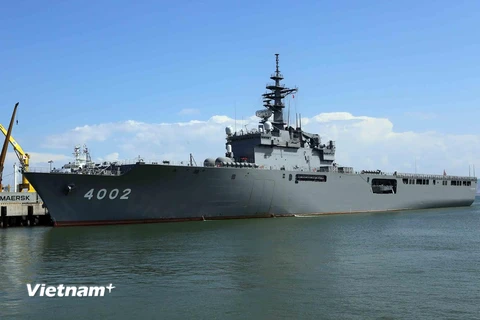 Tàu hải quân Nhật Bản JSDS Shimokita (LST - 4002) cập cảng Tiên Sa. (Ảnh: Trần Lê Lâm/Vietnam+)