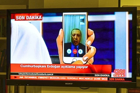 Tổng thống Thổ Nhĩ Kỳ Recep Erdogan kêu gọi người dân bằng FaceTime.