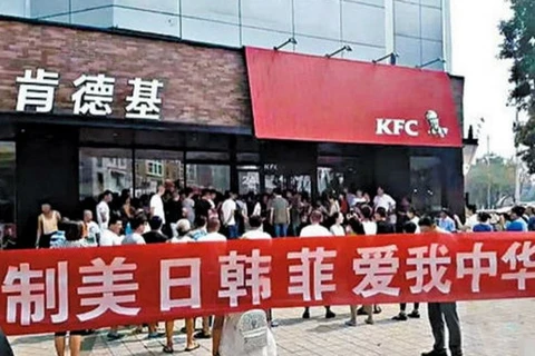 Người dân Trung Quốc biểu tình tẩy chay KFC. (Nguồn: Shanghaiist)