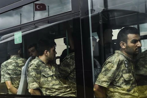 Các binh sỹ của Thổ Nhĩ Kỳ bị bắt giữ sau vụ đảo chính. (Nguồn: AFP)