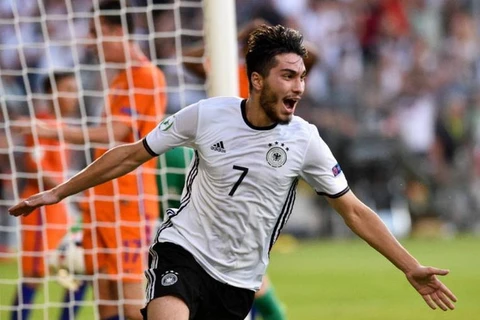 Suat Serdar ghi bàn gỡ hòa 2-2 cho U19 Đức ở thời gian đá bù giờ. (Nguồn: DPA)
