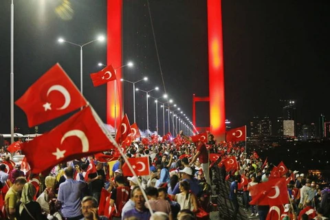 Người biểu tình ủng hộ Chính phủ Thổ Nhĩ Kỳ đã tuần hành trên cầu Bosphorus. (Nguồn: AP)