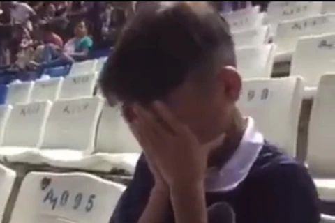 Cở động viên nhí của Campuchia khóc sau trận thua. (Ảnh chụp từ clip)