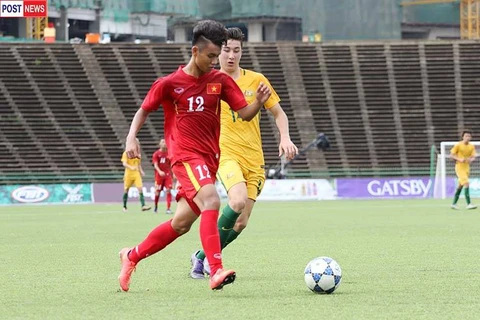 U16 Việt Nam (áo đỏ) thua đầy đáng tiếc trước U16 Australia. (Nguồn: Post Sport)