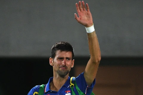 Djokovic khóc khi vẫy tay chào người hâm mộ sau trận thua. (Nguồn: AFP/Getty Images)
