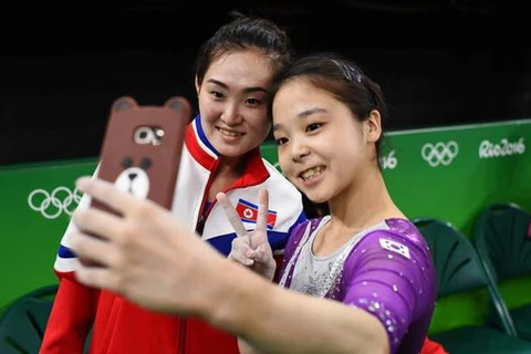 Lee Eun-ju của Hàn Quốc và Hong Un-Jong của Triều Tiên chụp ảnh selfie. (Nguồn: AP)