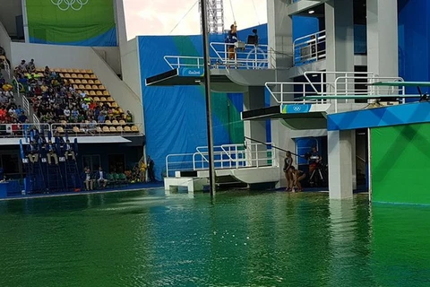 Nước bể bơi tại Trung tâm thể thao dưới nước Maria Lenk chuyển sang màu xanh lá. (Nguồn: swimswam.com)