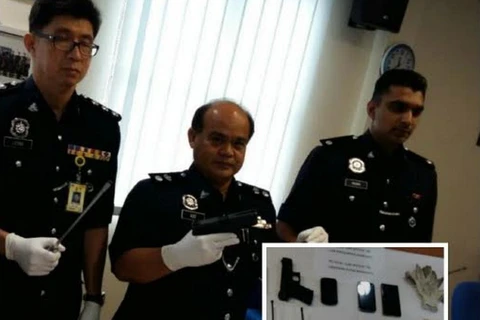 Cảnh sát đã thu giữ một khẩu súng lục, 13 viên đạn, hai đồng hồ, 3 điện thoại di động và một chiếc ví chứa RM1.098.