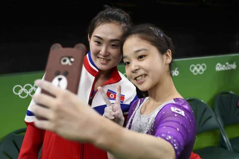 Lee Eun Ju của Hàn Quốc chụp ảnh chung với vận động viên Triều Tiên Hong Un Jong. (Nguồn: Reuters)