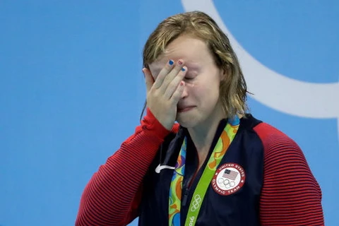 Katie Ledecky bật khóc trên bục nhận huy chương. (Nguồn: Getty Images)