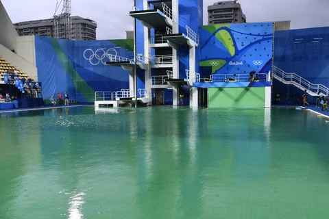 Bể bơi ở trung tâm thể thao dưới nước Maria Lenk đổi màu xanh lá. (Nguồn: AFP/Getty Images)