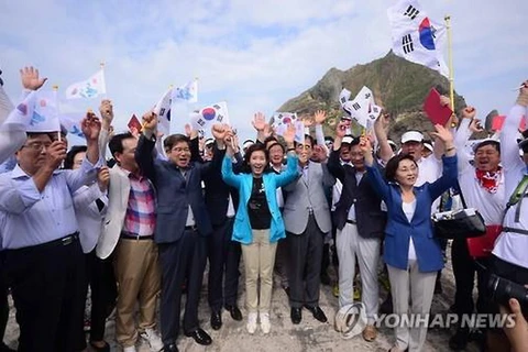 Nhóm nghị sỹ thuộc nhiều chính đảng của Hàn Quốc đã thăm quần đảo tranh chấp. (Nguồn: Yonhap)